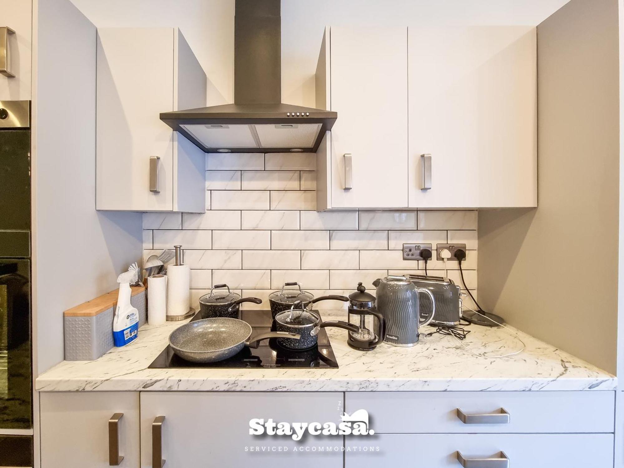 Spacious 6-bed With Large Patio And Free Parking Casa vacanze