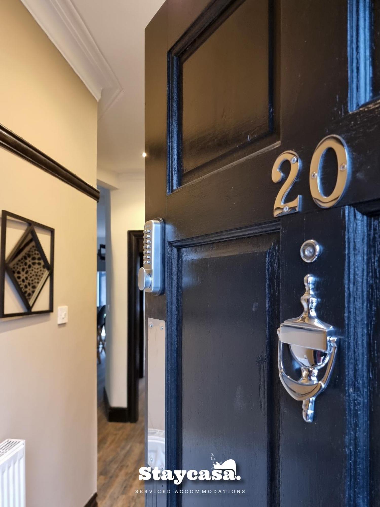Spacious 6-bed With Large Patio And Free Parking Casa vacanze